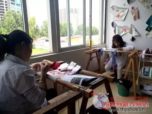56双集合中国各民族元素的蜀绣鞋现身成都
