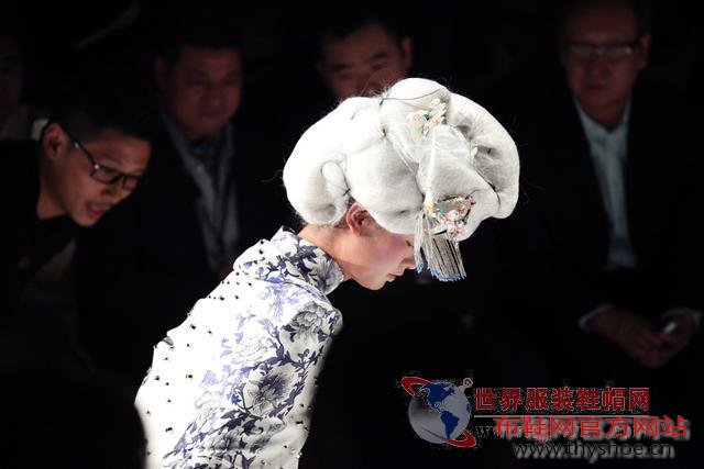 丝绸高级定制超高跟鞋惹模特频摔倒