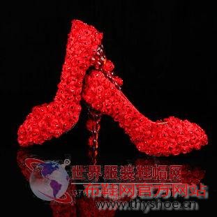 白婚纱红鞋冰与雪之歌