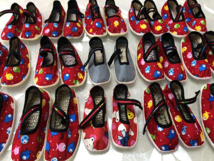 外婆会做多种款式的布鞋特别是宝宝鞋