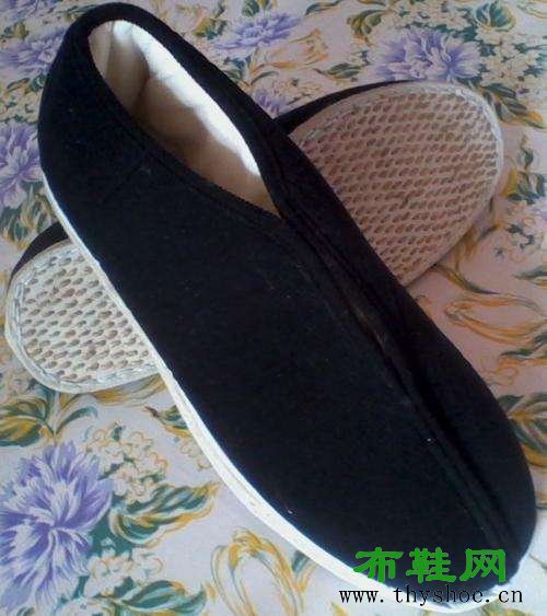 用布鞋底做的传统款<a href='https://www.thyshoe.cn/' target='_blank'><u>老北京布鞋</u></a>棉鞋