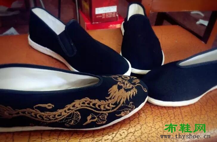 <a href='https://www.thyshoe.cn/' target='_blank'><u>老北京布鞋</u></a>店出售的全手工纳底的<a href='https://www.thyshoe.cn/' target='_blank'><u>老北京布鞋</u></a>