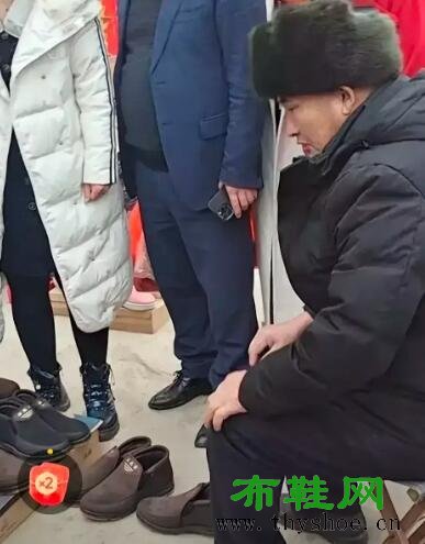 为了省钱，他特意去集市上的地摊买鞋，一眼就相中了一双<a href='https://www.thyshoe.cn/' target='_blank'><u>老北京布鞋</u></a>，试了一下脚感也舒服，就想买下。