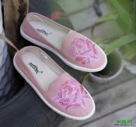 不管什么年龄段的女性，都能穿出“少女心”的一款老北京布鞋千层底绣花女鞋